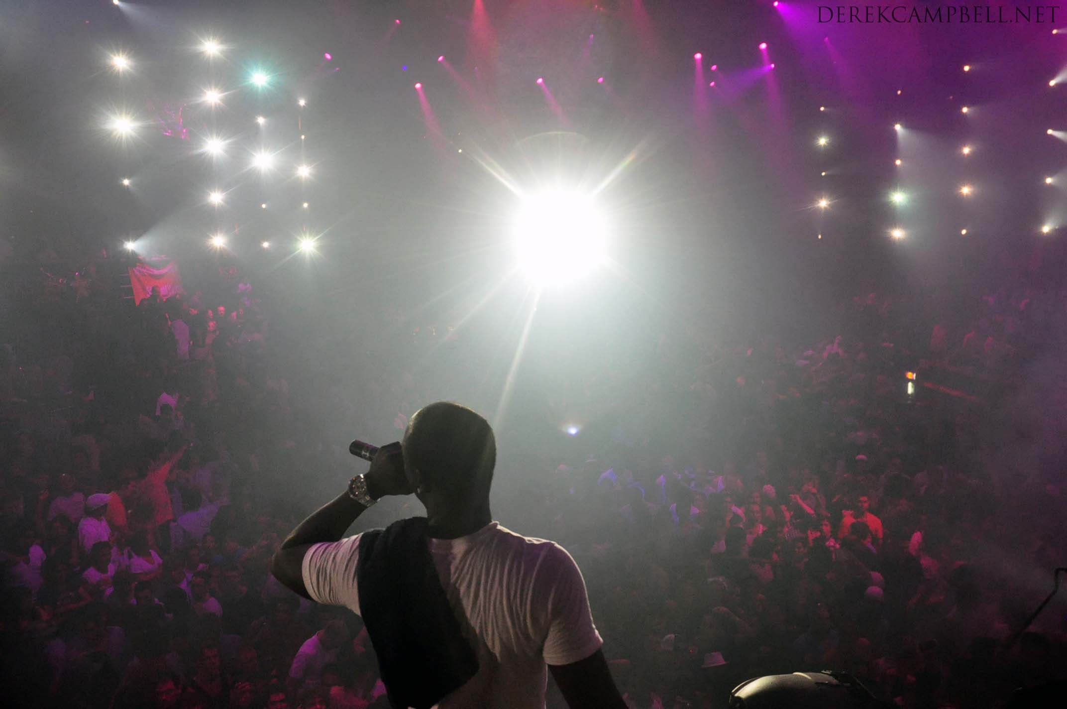 Akon plays to the crowd