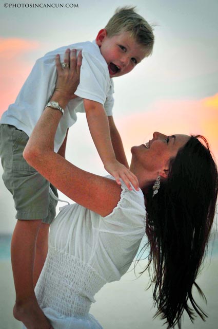 Cancun-Family-Photos-Kids-Mom-Love