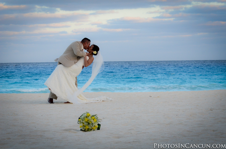 https://www.photosincancun.com/ Gran Caribe Real Professional Sunset Wedding Photography
