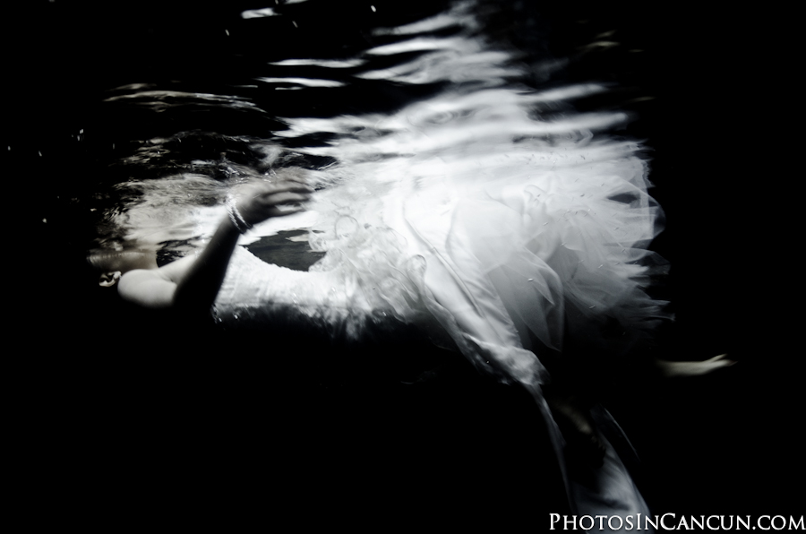 Trash The Dress - Mexico Cenote Underwater Photo