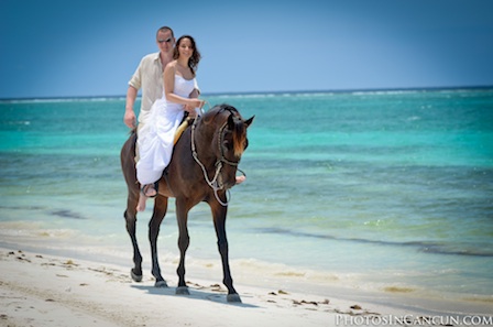 Photos In Cancun – Trash The Dress with a Horse