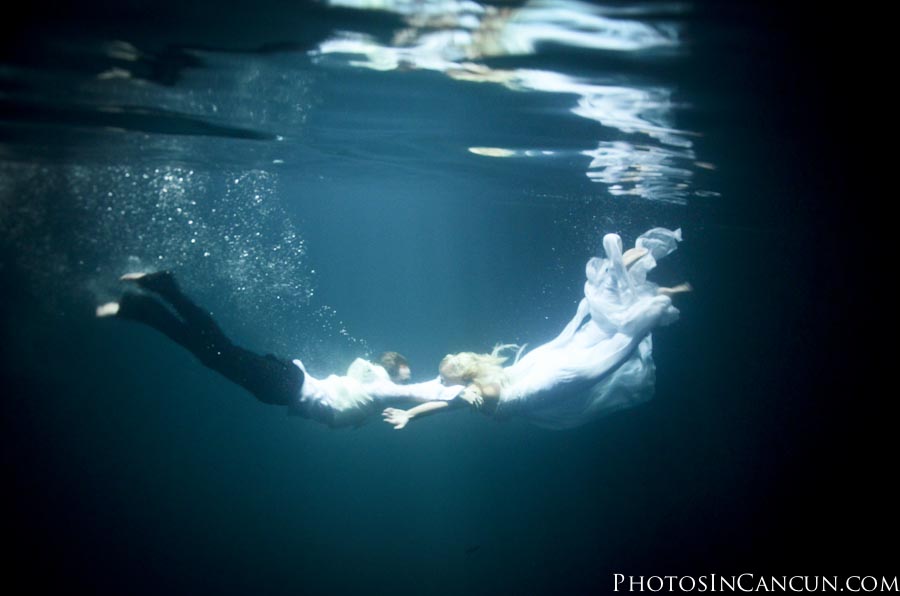 https://www.photosincancun.com/ Urban Mexico Underwater Trash The Dress