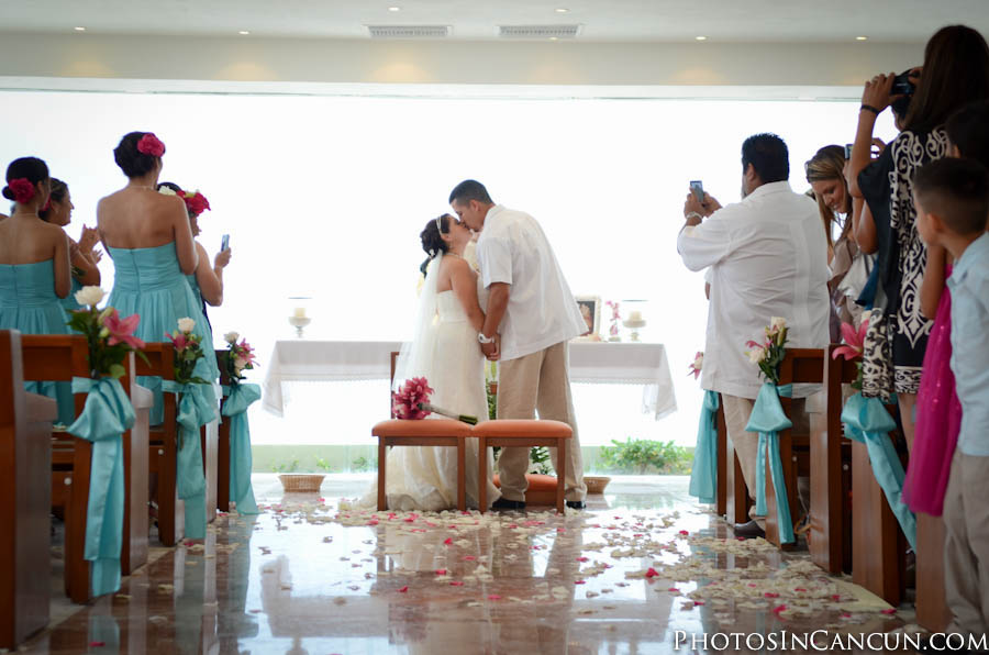https://www.photosincancun.com/ Cancun Mexico Candid Wedding Photographers