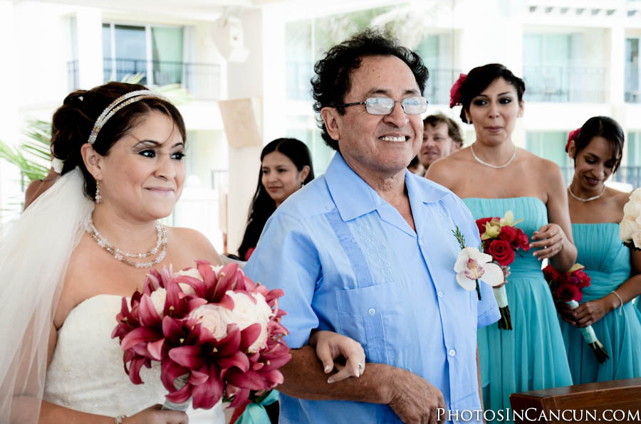https://www.photosincancun.com/ Photojournalistic Wedding Photos