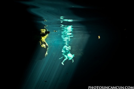 Photos In Cancun – Rock the Dress – Newlywed Session – Underwater