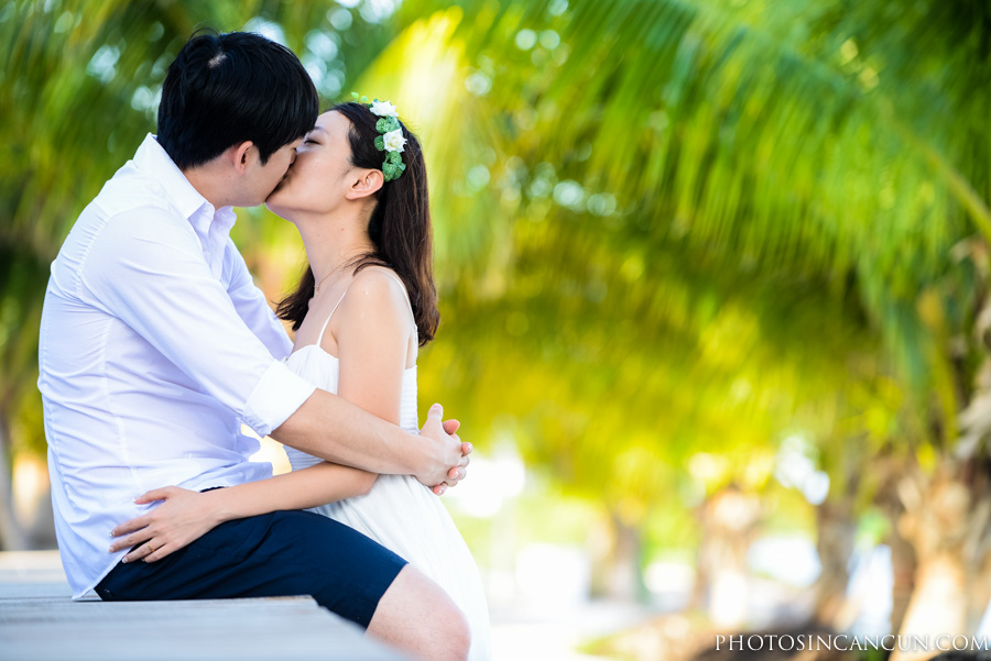 Asian couple Kissing in Mexico